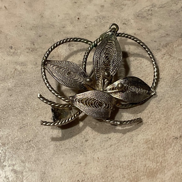 Vintage Filigree Brooch floral 1.5” silver plated - Picture 2 of 13